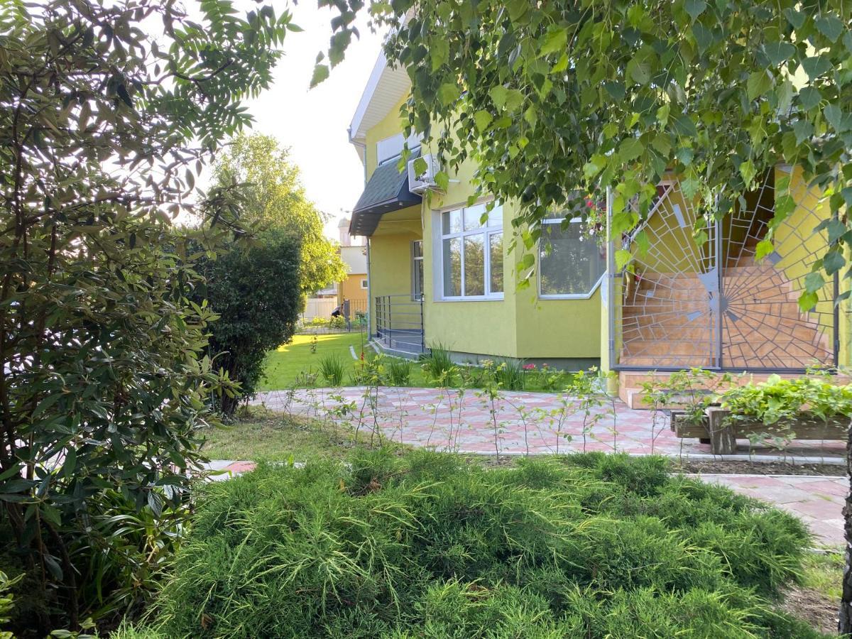 Авіа Appartement Oezjhorod Buitenkant foto