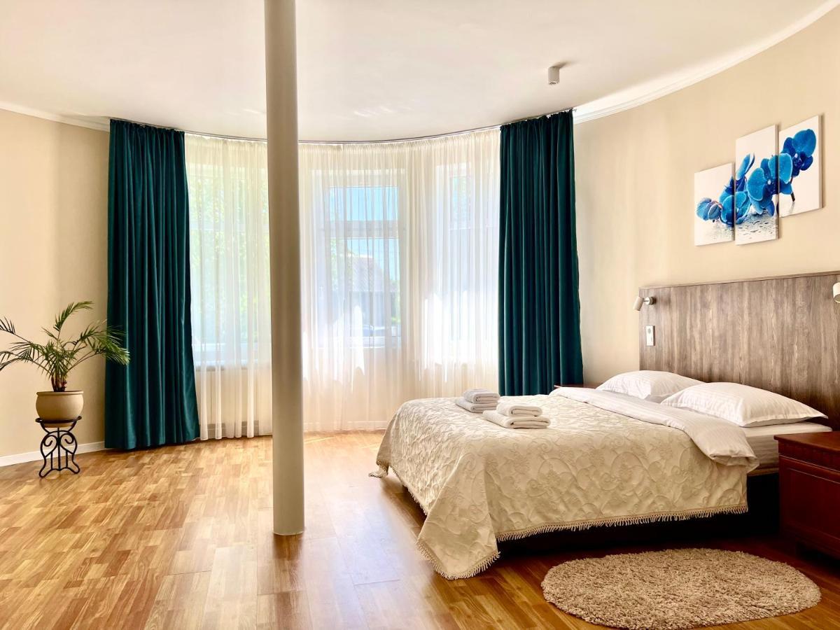 Авіа Appartement Oezjhorod Buitenkant foto