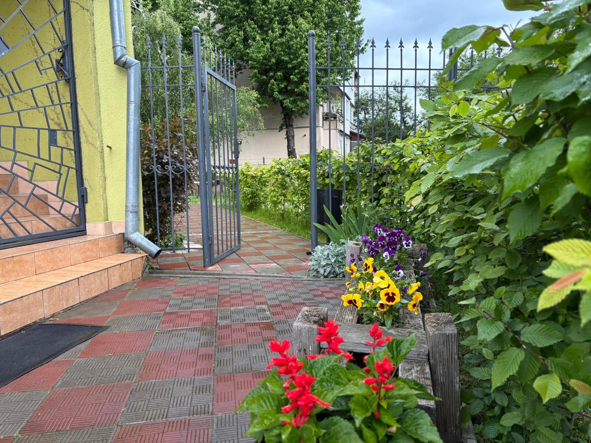 Авіа Appartement Oezjhorod Buitenkant foto