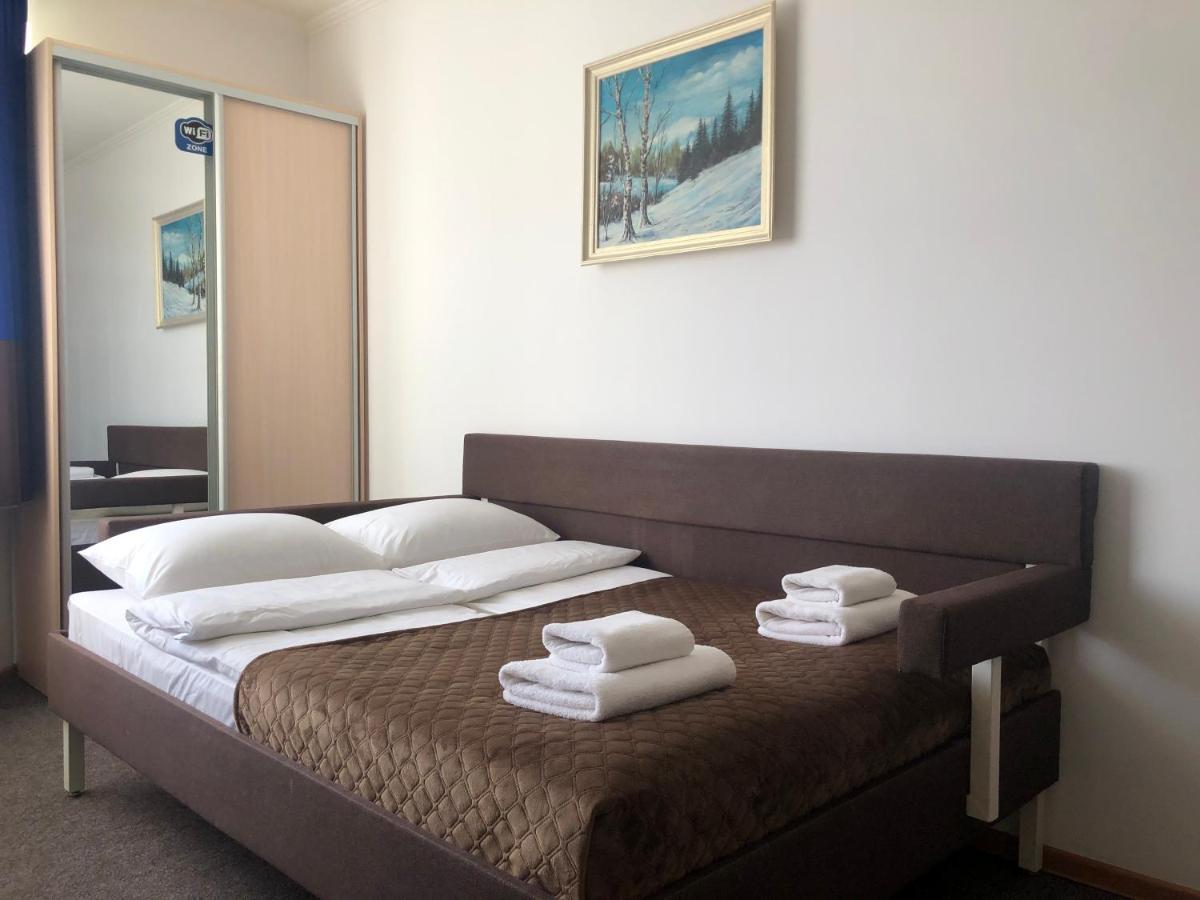 Авіа Appartement Oezjhorod Buitenkant foto